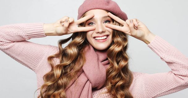 lifestyle, beauty and people concept: Beauty girl with curly perfect hairstyle wearing pink beret - Foto, Imagen