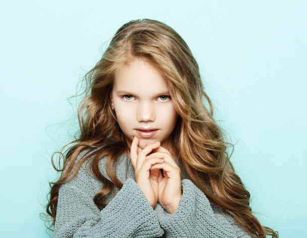 lifestyle and people concept: litle girl kid with long curly hair - Фото, изображение
