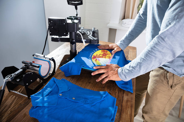 Man Printing Image On T-Shirt In Workshop - Fotoğraf, Görsel
