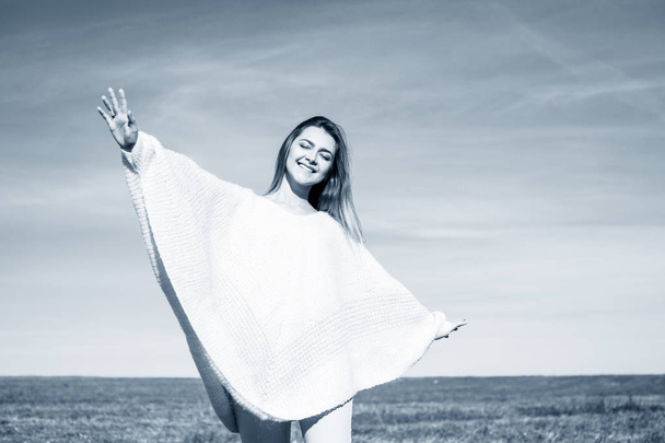 Веселая девушка с поднятыми руками на поле в теплый осенний сезон
. - Фото, изображение