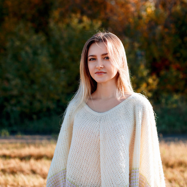 Pretty girl posing on camera and enjoying sunny autumn day. - Foto, Bild