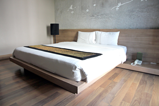 Hotel sypialnia drewno w wakacje. - Zdjęcie, obraz