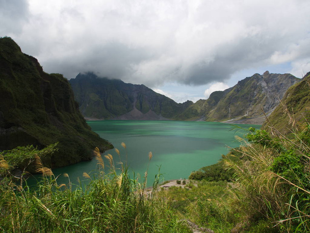 O lago de enxofre do vulcão Pinatubo. Viagens em Clark, Filipinas
 - Foto, Imagem