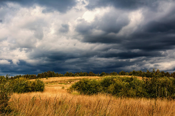 Landscape with dark rainclouds before the thunderstorm. - Fotoğraf, Görsel