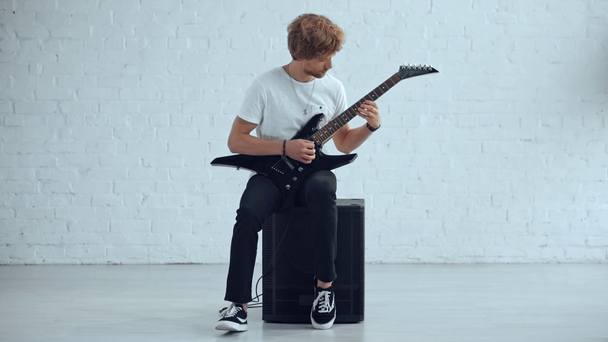 young musician playing electric guitar on speaker - Footage, Video