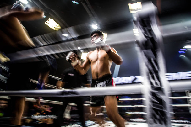 Muay tailandês lutando em Bangkok, na Tailândia
 - Foto, Imagem