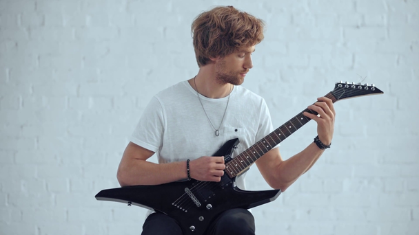 νέος ροκάς παίζει ηλεκτρική κιθάρα  - Πλάνα, βίντεο
