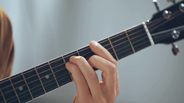 vista recortada de mano masculina tocando la guitarra acústica
 - Imágenes, Vídeo