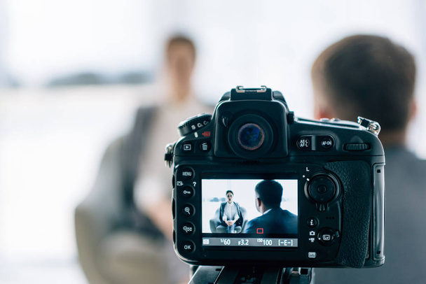 вибірковий фокус цифрової камери зйомки бізнесмена і журналіста
  - Фото, зображення