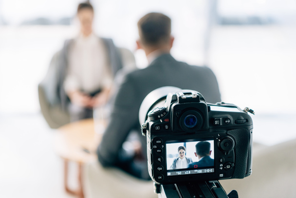 вибірковий фокус цифрової камери зйомки журналіста і бізнесмена в формальному носінні
  - Фото, зображення