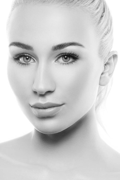 Portrait de jeune femme avec un maquillage naturel avec un regard tendre sur fond blanc
 - Photo, image