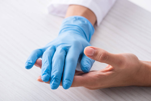 Ausgeschnittene Ansicht des Arztes mit Latex-Handschuh zur Hand - Foto, Bild