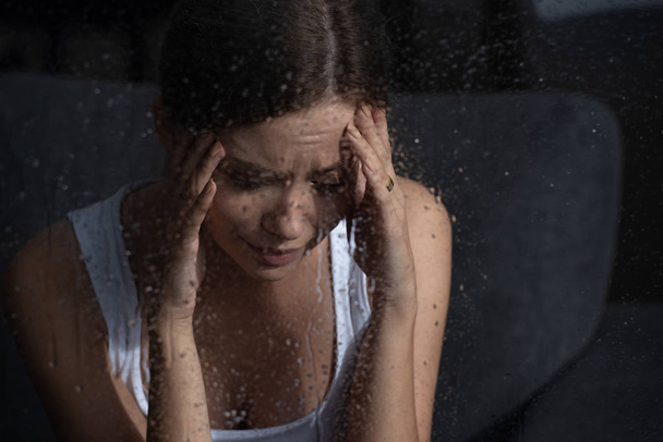 Selektiver Fokus gestresster junger Frau, die zu Hause weint - Foto, Bild