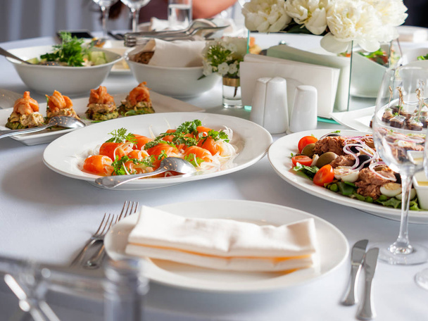 Table servie pour banquet. Assiette avec poisson saumon. Apéritif savoureux
 - Photo, image