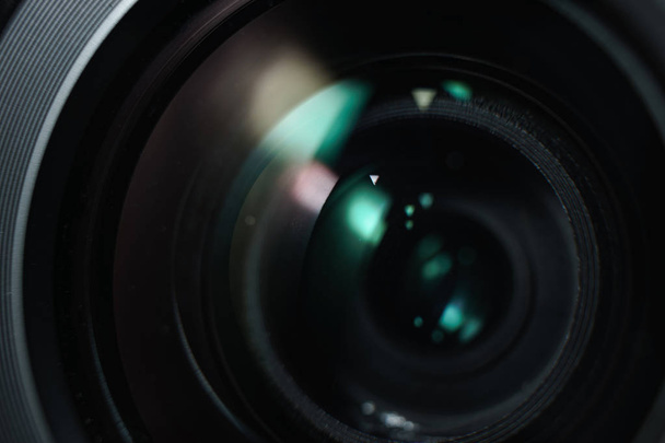 Close up bella lente della fotocamera di sfondo nero. Macro vista. - Foto, immagini