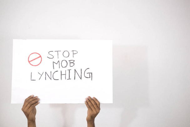 Ręce z Placard pokazując Stop Mob lynching na białym tle. - Zdjęcie, obraz