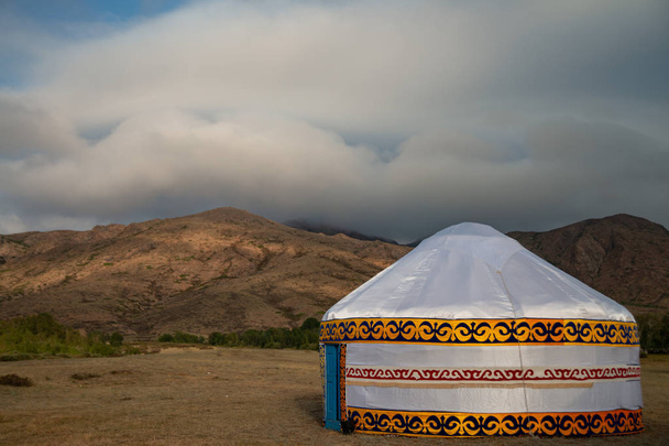 Yurtas en la estepa kazaja
 - Foto, imagen