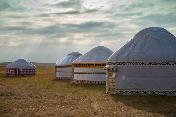 Yurts na estepe cazaque
 - Foto, Imagem