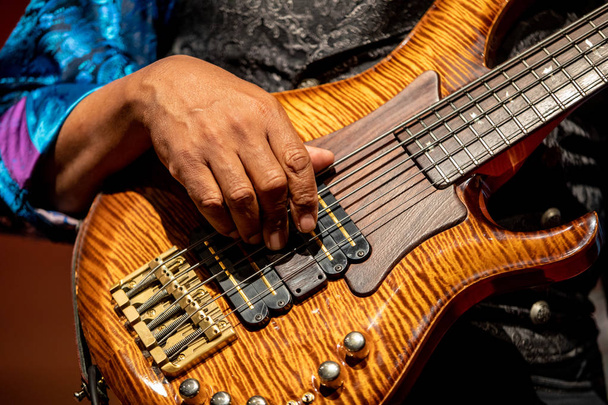 Jazz Guitarrista no palco em Concert. Close up de guitarra
 - Foto, Imagem