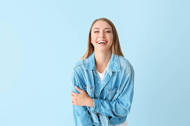 Счастливая молодая женщина на фоне цвета - Фото, изображение