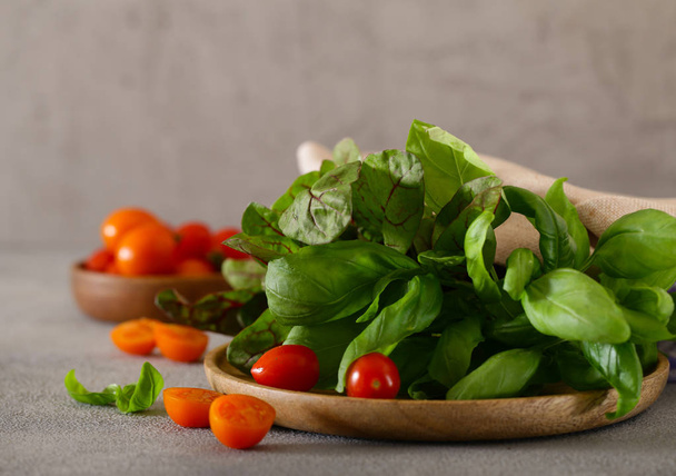 tuoretta basilikaa, salaattia ja tomaatteja
 - Valokuva, kuva