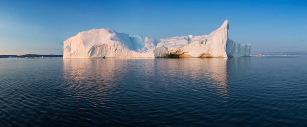 Batı Grönland 'daki Disko Körfezi' nde farklı şekillerde devasa buzdağları var. Kaynağı Jakobshavn buzulu. Bu küresel ısınma olgusunun ve buzların erimesinin bir sonucudur.  - Fotoğraf, Görsel