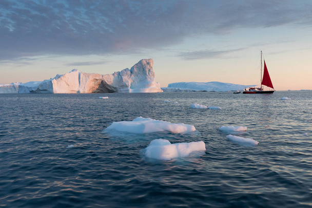 D'énormes icebergs de différentes formes dans la baie de Disko, à l'ouest du Groenland. Leur source est le glacier Jakobshavn. Ceci est une conséquence du phénomène du réchauffement climatique et du dégel catastrophique de la glace
  - Photo, image