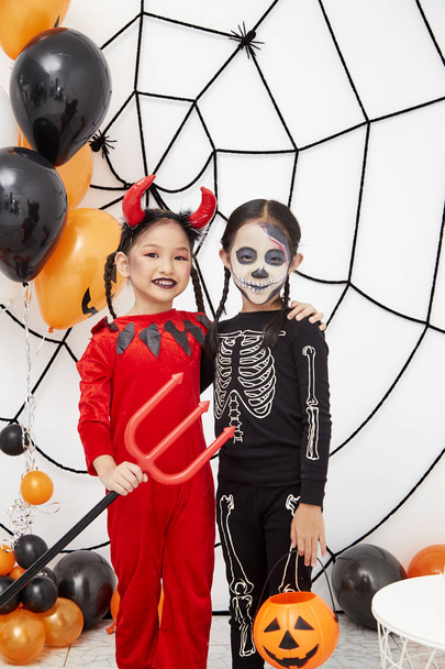 Ázsiai gyermek lányok Halloween jelmez - Fotó, kép