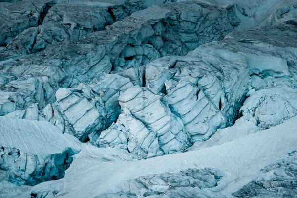 Beautiful wide shot of white icy glaciers - Fotoğraf, Görsel