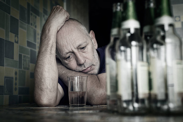 Απεγνωσμένος άντρας που πέφτει στην κατάθλιψη και γίνεται αλκοολικός - Φωτογραφία, εικόνα