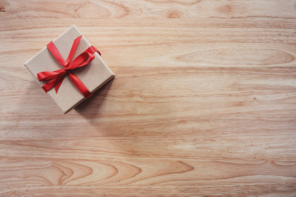 kahverengi hediye kutusu ahşap masa arkaplanı üzerinde kopya alanı ile - Fotoğraf, Görsel