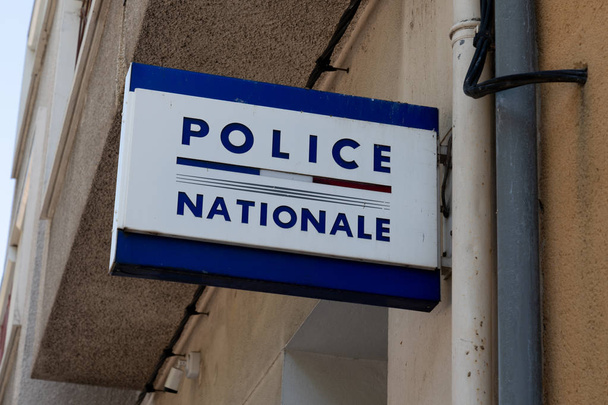 Signpost wskazujący posterunek policji znak drogowy budynku w ulicy - Zdjęcie, obraz