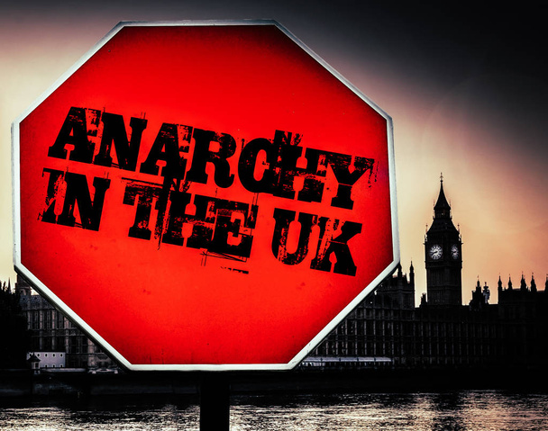 Anarchie in de Britse boodschap met parlementsgebouwen, Londen op de achtergrond - Foto, afbeelding