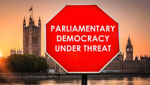 Parlamenti demokrácia alatt Threat felirat a Houses of Parlament a háttérben-alkotmányos válság és a Brexit témák - Fotó, kép