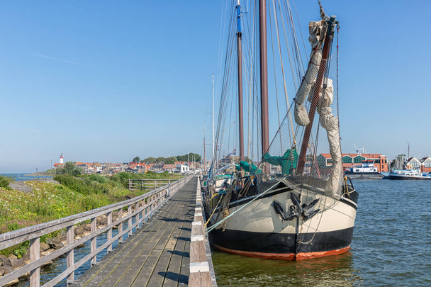 Bow sailing ship moored at pier of Dutch village Urk - Zdjęcie, obraz