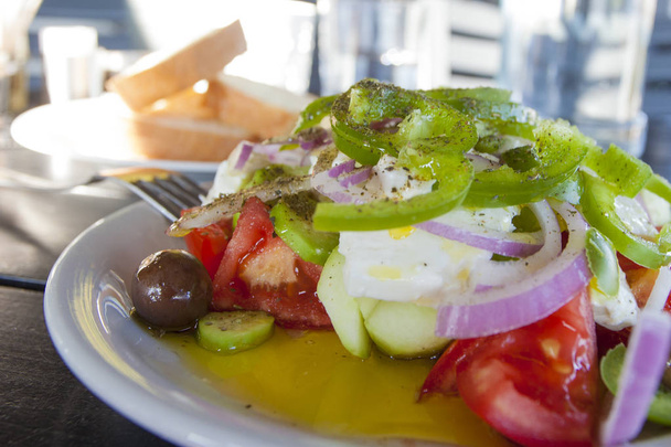 Свежий греческий салат в ресторане в Афинах, Греция
 - Фото, изображение