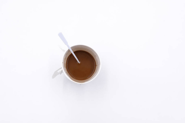 Beyaz arka planda bir kağıt fincan kahvenin üst görünümü - Fotoğraf, Görsel