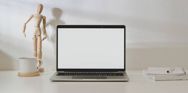 Computador portátil de tela em branco no local de trabalho mínimo com escritório s
 - Foto, Imagem