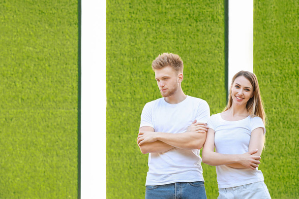 Hombre y mujer en camisetas con estilo sobre fondo de color
 - Foto, Imagen
