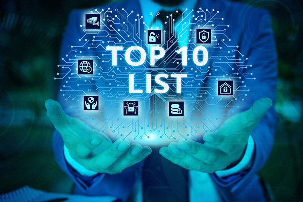 Wortschreiben Text Top-10-Liste. Business-Konzept für die zehn wichtigsten oder erfolgreichsten Gegenstände in einer bestimmten Liste männliche Menschen tragen formalen Arbeitsanzug Präsentation mit intelligenten Gerät. - Foto, Bild