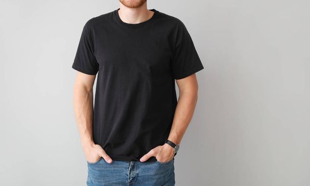 Mann im stylischen T-Shirt auf hellem Hintergrund - Foto, Bild