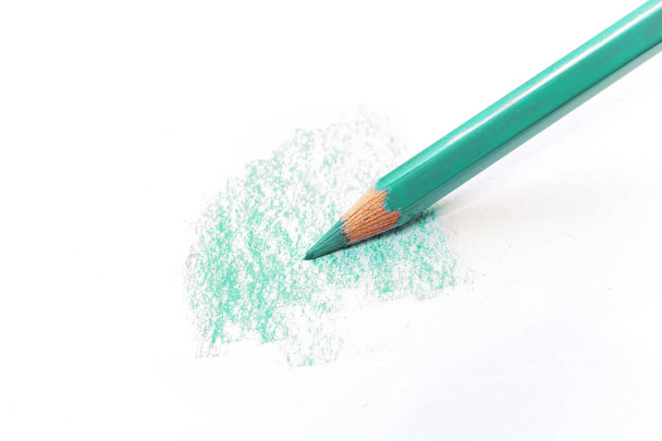 Ένα απλό θαλάσσιο μπλε μολύβι αντλεί σε μια λευκή επιφάνεια απομονωμένη σε λευκό. Προμήθειες για καλλιτέχνες και σχολεία. - Φωτογραφία, εικόνα