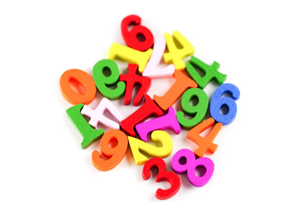 Mathe-Zahl bunt auf weißem Hintergrund: Bildungsstudie Mathematik-Lernkonzept. - Foto, Bild