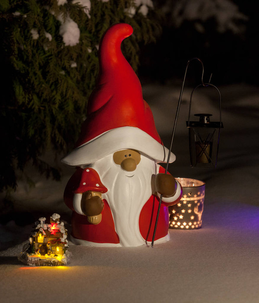 gnomo fata con una lanterna di Natale sulla neve sotto il Chris
 - Foto, immagini