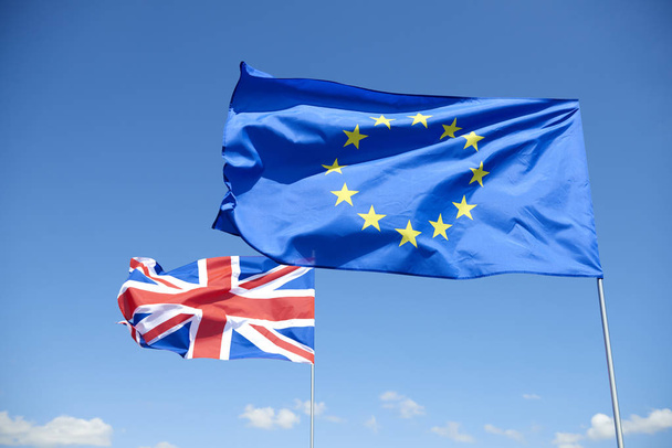 Vlaggen van de Europese Unie en Groot-Brittannië vertegenwoordigen de brexit - Foto, afbeelding
