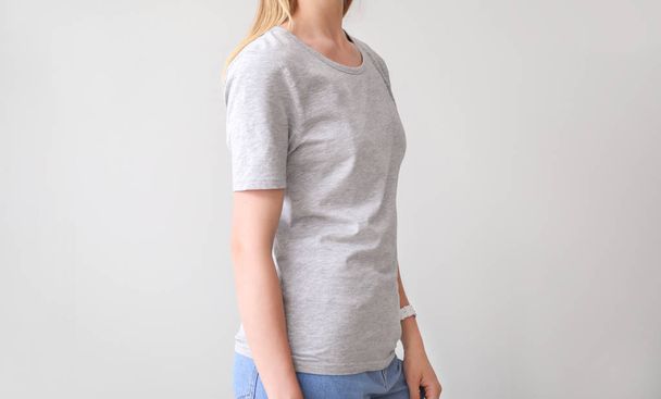 Mulher em elegante t-shirt no fundo claro
 - Foto, Imagem