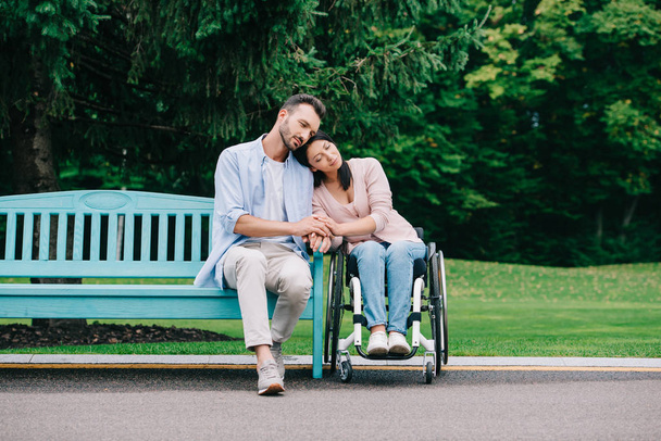 kaunis vammainen nainen onnellinen poikaystävä lepää puistossa yhdessä
 - Valokuva, kuva