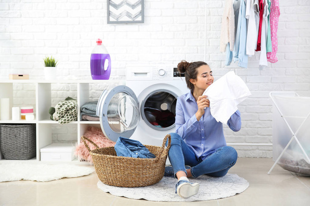 gyönyörű fiatal nő csinál mosoda otthon - Fotó, kép