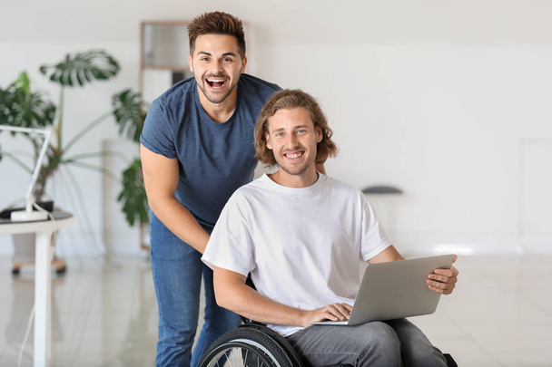 Счастливый инвалид молодой человек с коллегой в офисе
 - Фото, изображение
