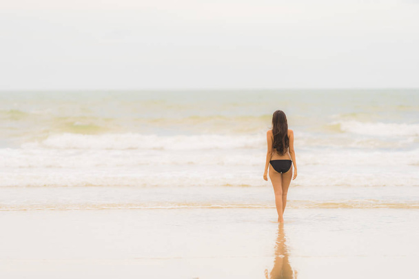 Ritratto bella giovane donna asiatica indossare bikini sulla spiaggia se
 - Foto, immagini